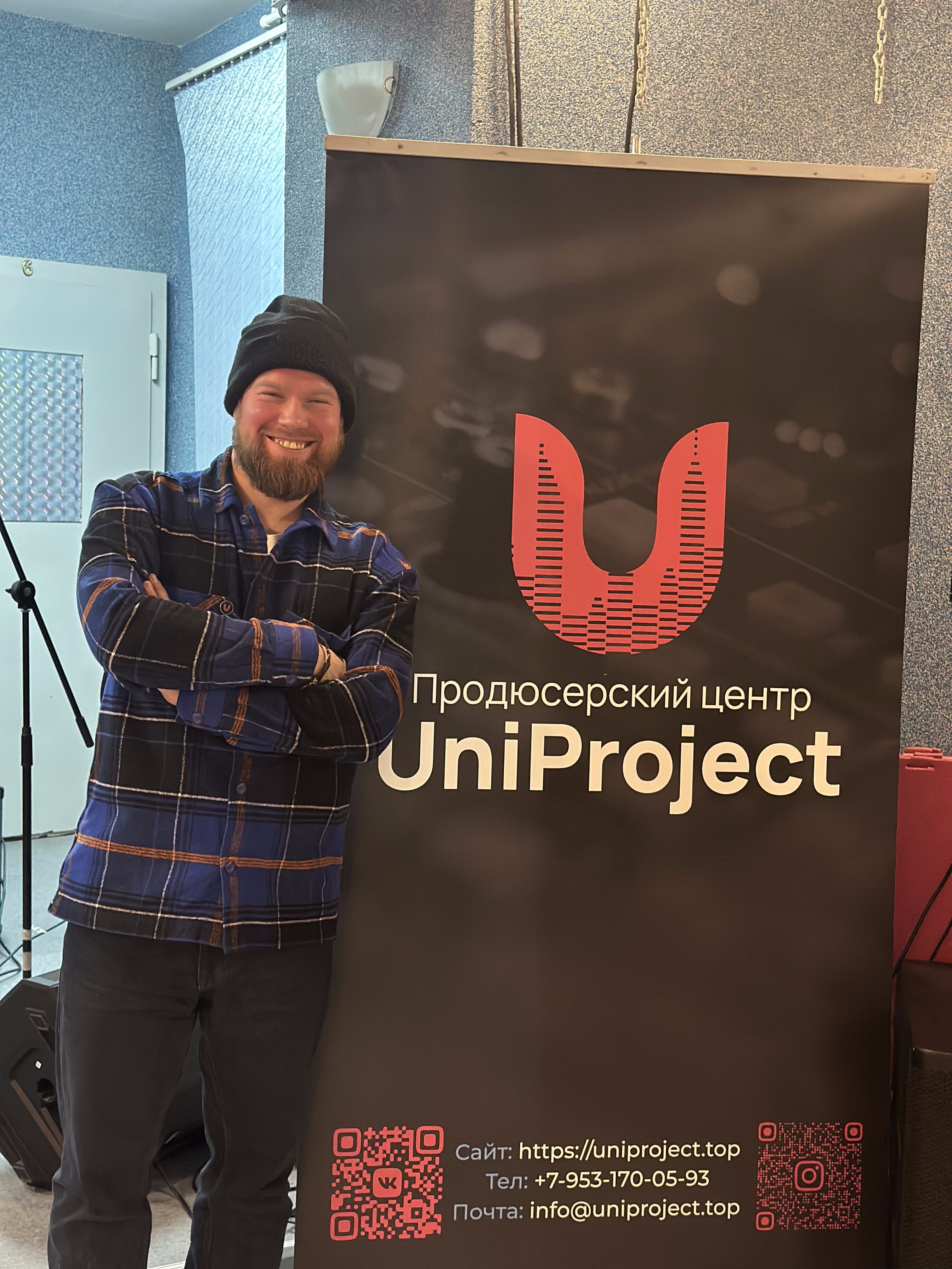 Музыкант в наушниках работает над треком